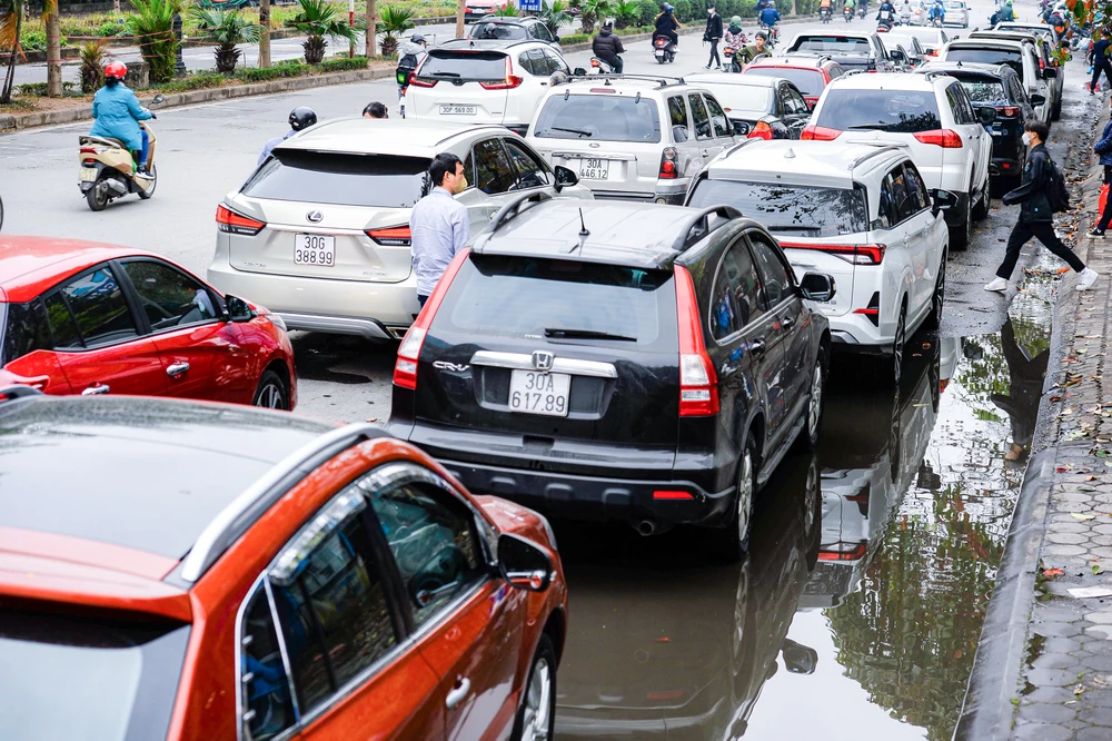 ...chiếm nửa làn đường của tuyến giao thông huyết mạch, nơi cửa ngõ phía Tây thành phố.