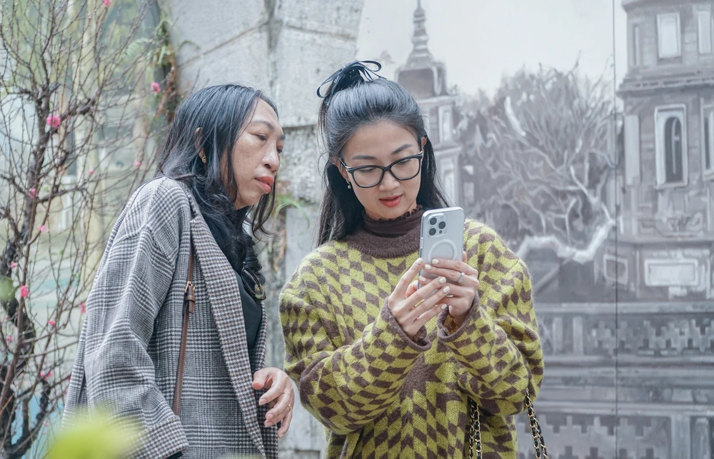 Cạnh đó, nhiều người cũng đang say đắm bên những bức bích họa, tất cả cùng mải mê chọn những góc ảnh đẹp nhất cho riêng mình.