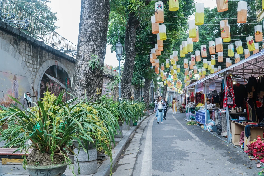 Sau thời gian xuống cấp nghiêm trọng, đến nay phố bích họa Phùng Hưng ở Hà Nội đã được chỉnh trang, làm "sống lại" trong dịp Tết Nguyên đán.