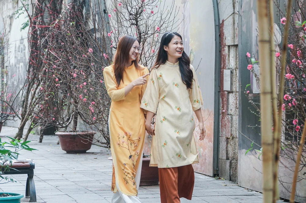 Đôi bạn trẻ Nguyễn Thị Hồng Hạnh và Trương Ngọc Trang đã cùng nhau lên phố bích họa Phùng Hưng để du xuân sớm, trải nghiệm không khí ngày Tết và lưu lại những bức hình đẹp nhất.