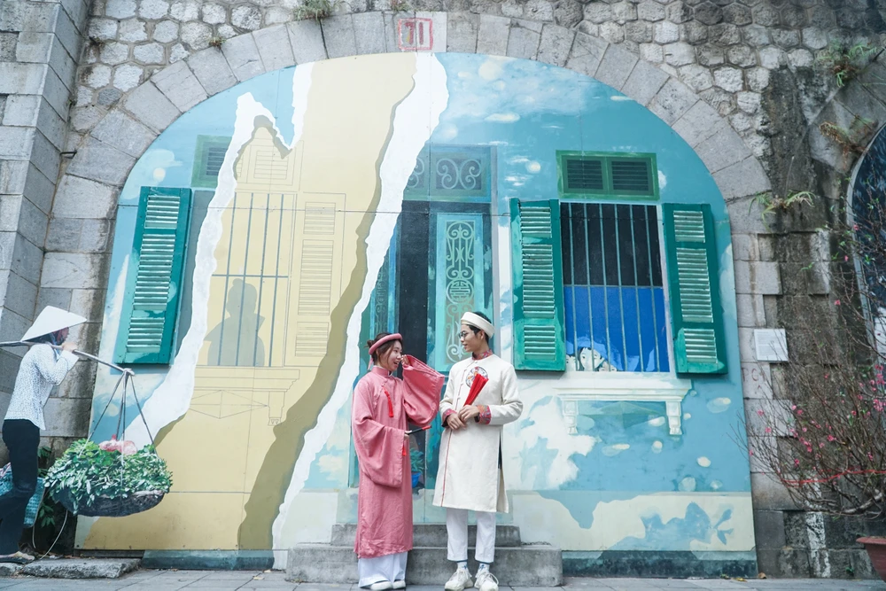 Được biết, tuyến phố bích họa Phùng Hưng từ lâu đã trở thành điểm du lịch nổi tiếng ở Hà Nội.