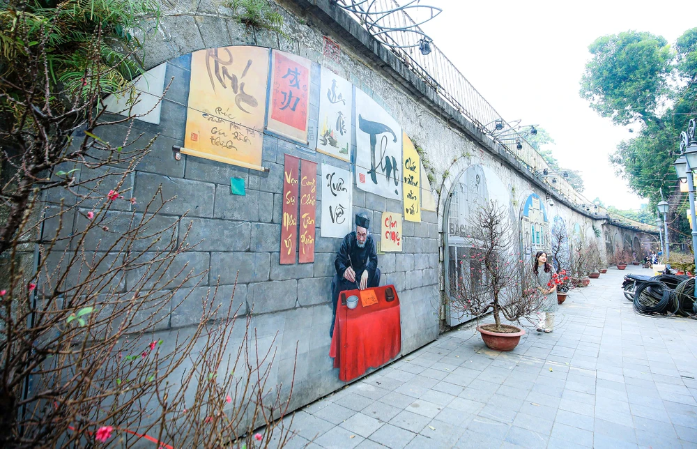 Đặc biệt hơn, sự xuất hiện của những cây đào mang đến cho nhiều người cảm nhận không khí ngày Tết đang cận kề trên nền không gian của một Hà Nội xưa.