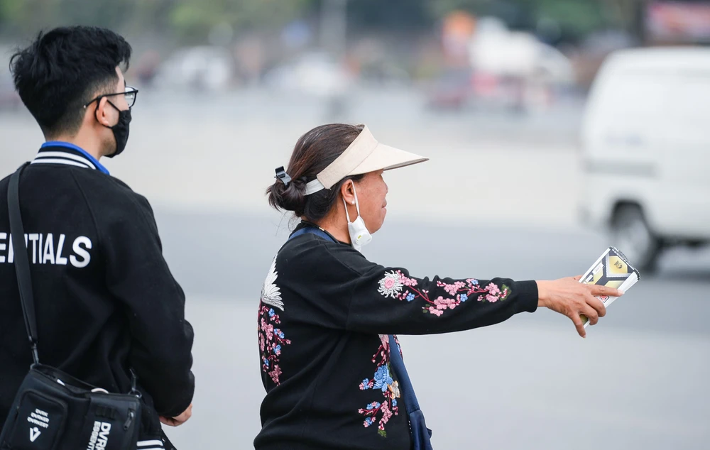 Do ban tổ chức đã bán hết vé, nhu cầu mua của khán giả cao, nên dân phe vé đủng đỉnh chờ chốt lời.