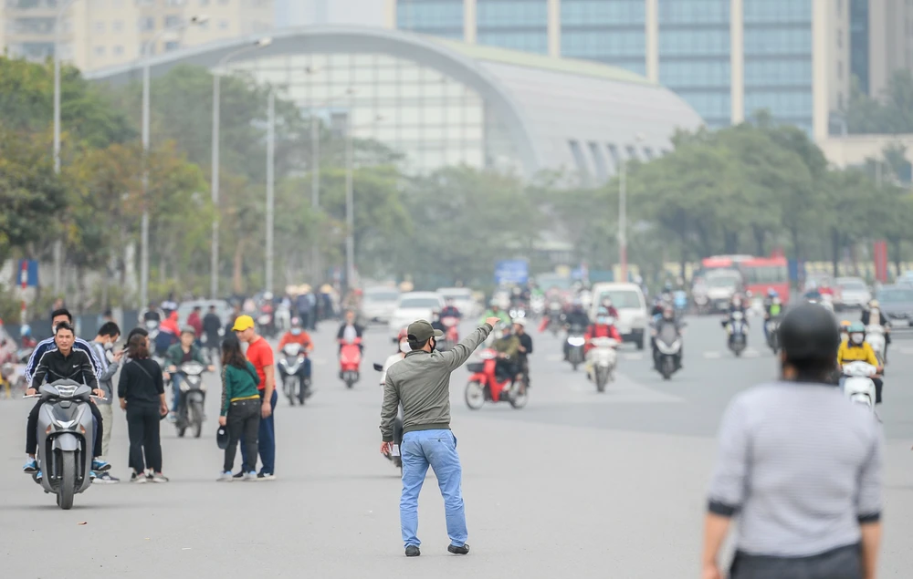 Những phe vé không ngại đứng ra đường để mời chào.