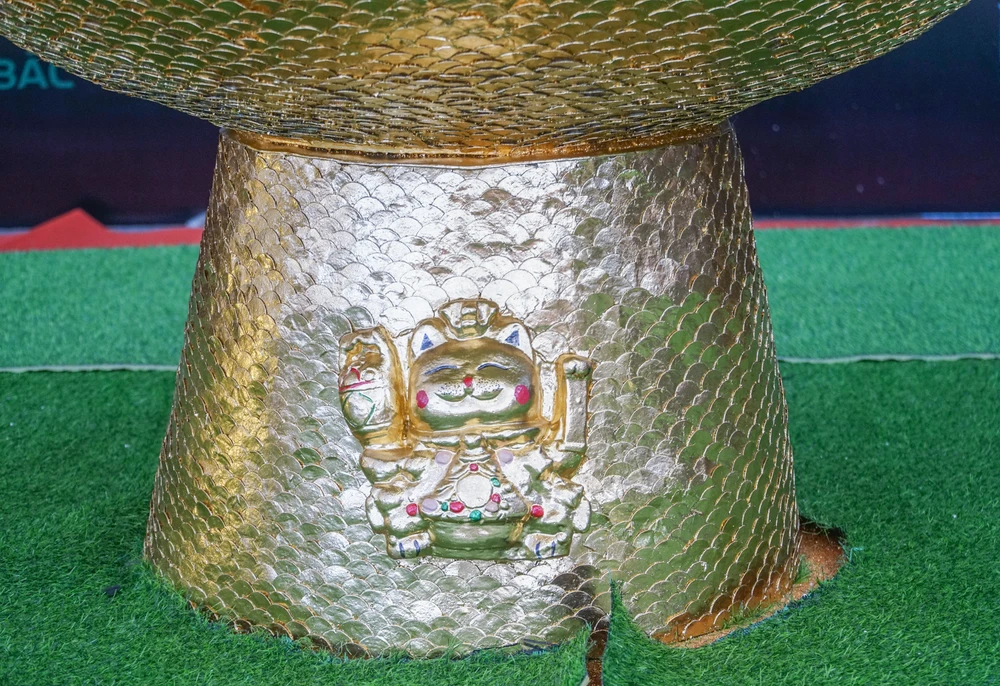 Phía dưới chậu được trang trí một chú mèo ngộ nghĩ, biểu tượng của năm Qúy mão 2023.