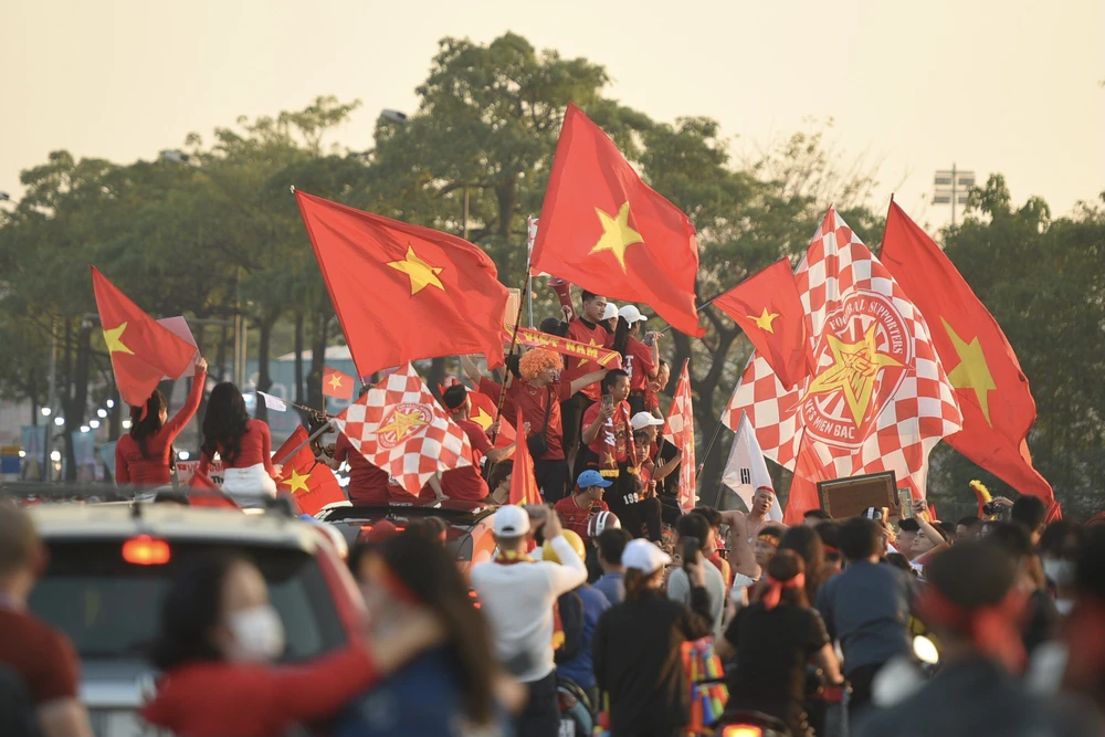 Ghi nhận ngay từ đầu giờ chiều ngày 13-1, nhiều cổ động viên đã tụ tập trước sân vận động quốc gia Mỹ Đình, chuẩn bị cờ quạt... để cổ vũ cho đội tuyển quốc gia Việt Nam trong trận chung kết lượt đi AFF Cup 2022. Ghi nhận ngay từ đầu giờ chiều ngày 13-1, nhiều cổ động viên đã tụ tập trước sân vận động quốc gia Mỹ Đình, chuẩn bị cờ quạt... để cổ vũ cho đội tuyển quốc gia Việt Nam trong trận chung kết lượt đi AFF Cup 2022.