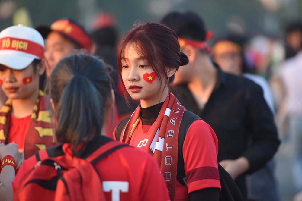 Đến 17 giờ 30, nhiều khán giả bắt đầu vào sân sớm để tránh tình trạng dồn ứ trước cổng sân vận động Mỹ Đình. Đến 17 giờ 30, nhiều khán giả bắt đầu vào sân sớm để tránh tình trạng dồn ứ trước cổng sân vận động Mỹ Đình.