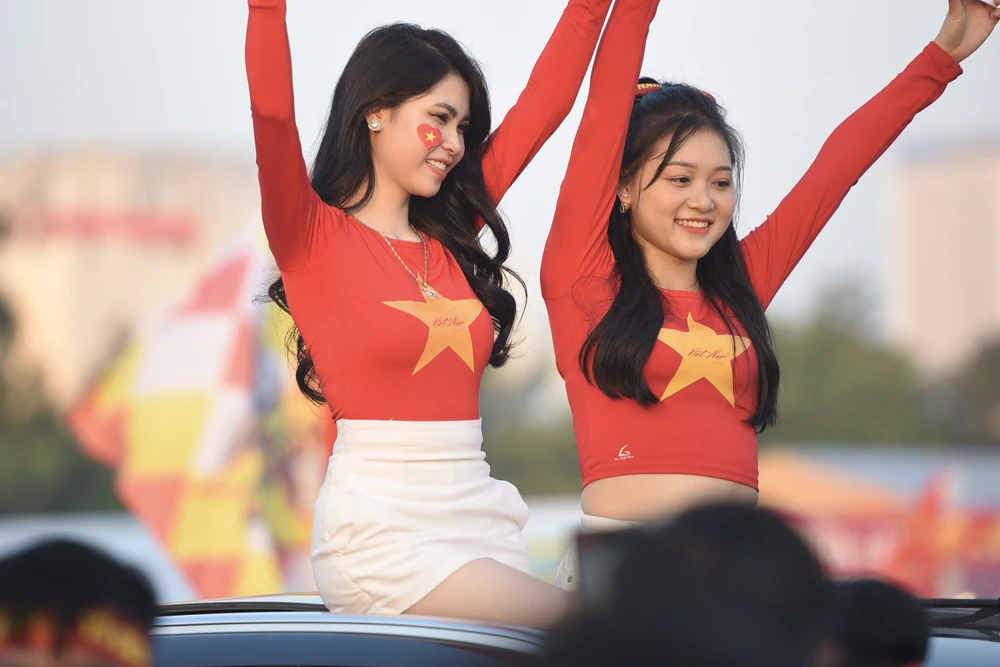 Nhiều cổ động viên hào hứng, mặc trang phục cờ đỏ sao vàng hô lớn "Việt Nam vô địch". Nhiều cổ động viên hào hứng, mặc trang phục cờ đỏ sao vàng hô lớn "Việt Nam vô địch".