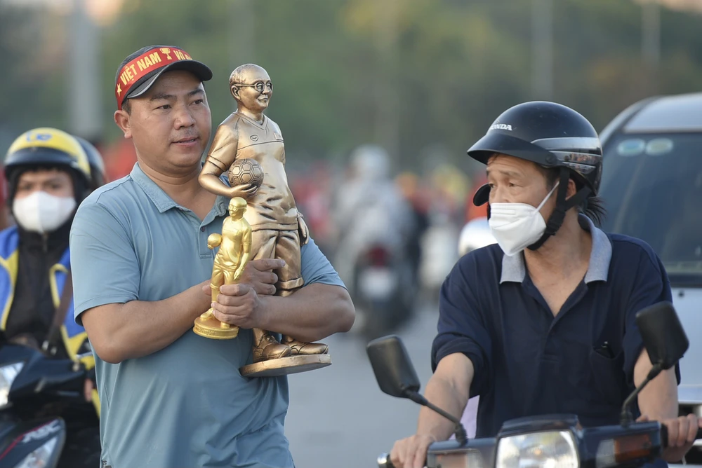 Tượng ông Park Hang-seo trở thành món hàng bán chạy dành cho người hâm mộ huấn luyện viên người Hàn Quốc này. Tượng ông Park Hang-seo trở thành món hàng bán chạy dành cho người hâm mộ huấn luyện viên người Hàn Quốc này.