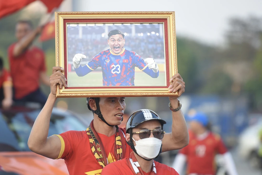 Một khí thế hừng hực của cổ động viên Việt Nam đang tạo niềm tin thầy trò Park Hang-seo sẽ giành chiến thắng, qua đó tạo lợi thế trước trận chung kết lượt về trên sân Thammasat, Thái Lan. Một khí thế hừng hực của cổ động viên Việt Nam đang tạo niềm tin thầy trò Park Hang-seo sẽ giành chiến thắng, qua đó tạo lợi thế trước trận chung kết lượt về trên sân Thammasat, Thái Lan.