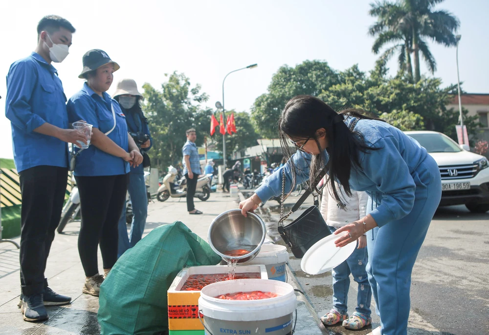 Sau khi cúng xong, những con cá được mang đi thả, vừa là để ông Táo có vật cưỡi về trời, vừa mang ý nghĩa phóng sinh.