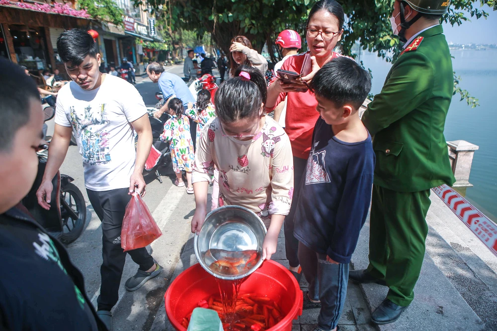 Theo niềm tin dân gian, ngày 23 tháng Chạp hằng năm, Táo quân lên thiên đình để báo cáo những sự việc xảy ra một năm qua ở địa phận mình cai quản, từ đó định công buộc tội cho gia chủ.