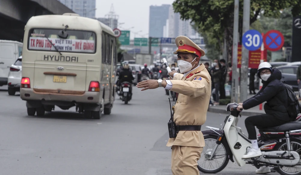 Ngoài việc xử phạt, lực lượng CSGT được bố trí túc trực tại nơi có nút giao thông nhạy cảm, đặc biết là xung quanh khu vực bến xe khách để hướng dẫn, phân luồng cho người tham gia giao thông.