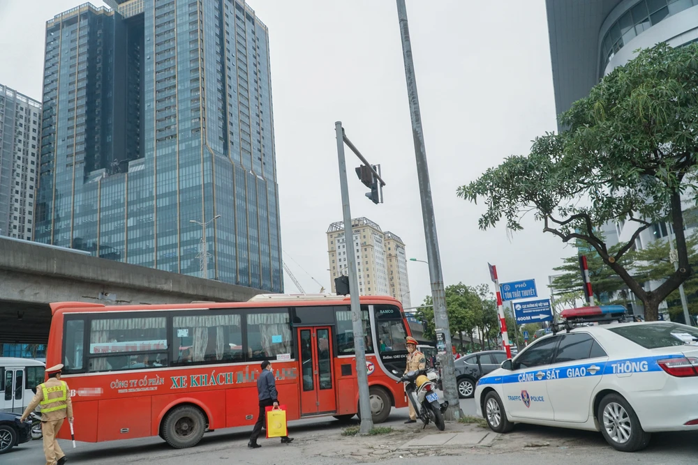 Đại úy Tài cũng khuyến cáo người dân nên vào bến xe khách mua vé, lên xe, tránh tình trạng đón xe khách dọc đường để đảm bảo quyền lợi, an toàn cho bản thân và mọi người, cũng như chấp hành đúng những quy định của pháp luật.