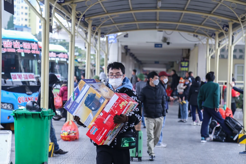 Theo đại diện bến xe Giáp Bát, bên cạnh việc đảm bảo đủ phương tiện cho người dân đi lại, bến xe cũng tăng cường công tác kiểm tra, yêu cầu 100% phương tiện xuất bến phải chấp hành nghiêm các quy định của pháp luật. Theo đại diện bến xe Giáp Bát, bên cạnh việc đảm bảo đủ phương tiện cho người dân đi lại, bến xe cũng tăng cường công tác kiểm tra, yêu cầu 100% phương tiện xuất bến phải chấp hành nghiêm các quy định của pháp luật.