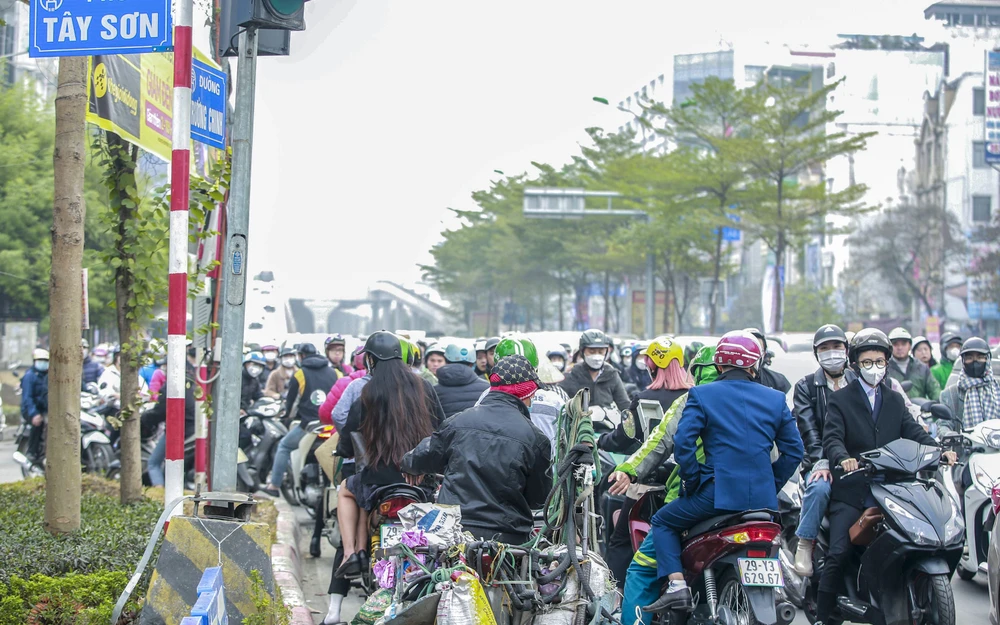 Tại đây, nhiều người dân bất chấp phân luồng đã di chuyển ngược chiều khiến nên việc ùn tắc giao thông càng trở nên trầm trọng. Tại đây, nhiều người dân bất chấp phân luồng đã di chuyển ngược chiều khiến nên việc ùn tắc giao thông càng trở nên trầm trọng.