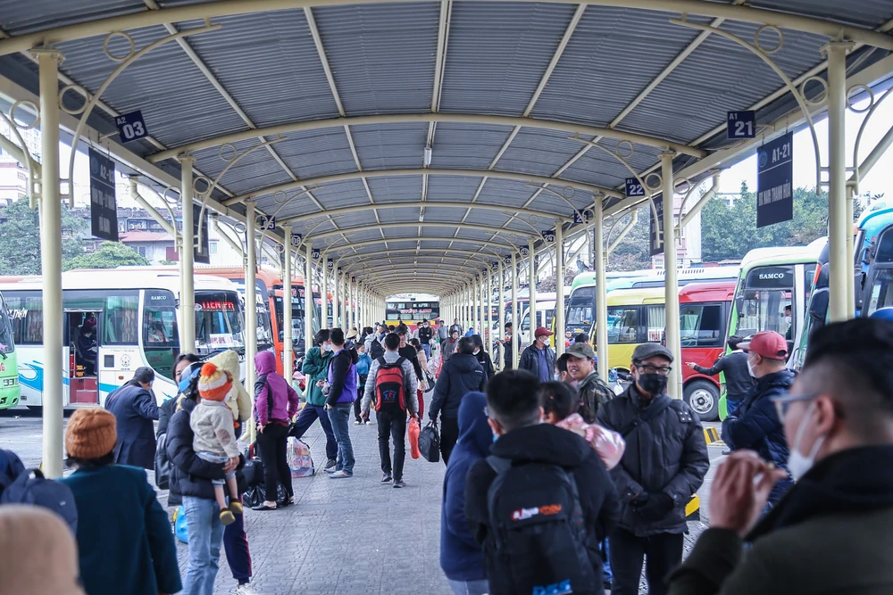 Càng về chiều lượng hành khách đến bến xe Giáp Bát ngày càng đông. Theo lãnh đạo Sở GTVT TP Hà Nội, dịp Tết Nguyên đán 2023, TP đã cấp 500 tem cho phương tiện vận tải hành khách tăng cường. Đến thời điểm hiện tại vẫn chưa có báo cáo về việc số lượng xe bị ảnh hưởng bởi khó khăn khi đi đăng kiểm. Càng về chiều lượng hành khách đến bến xe Giáp Bát ngày càng đông. Theo lãnh đạo Sở GTVT TP Hà Nội, dịp Tết Nguyên đán 2023, TP đã cấp 500 tem cho phương tiện vận tải hành khách tăng cường. Đến thời điểm hiện tại vẫn chưa có báo cáo về việc số lượng xe bị ảnh hưởng bởi khó khăn khi đi đăng kiểm.