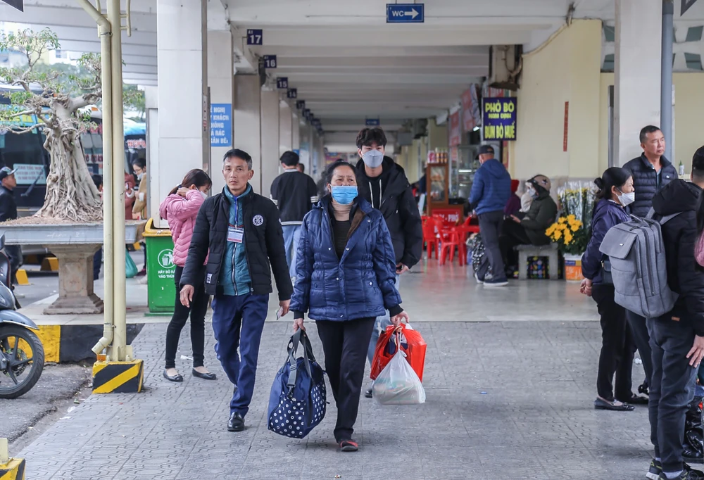 Hình ảnh "tay xách nách mang" của người dân là những gì thường thấy ở thời điểm này. Hình ảnh "tay xách nách mang" của người dân là những gì thường thấy ở thời điểm này.