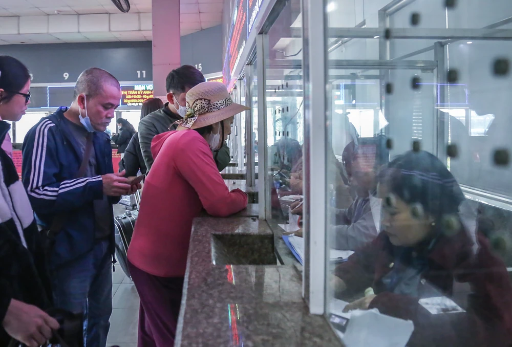 Tại các bến xe lớn ở Hà Nội như Giáp Bát, Nước Ngầm, Mỹ Đình nhiều người dân cũng vào mua vé để lên xe về quê sum họp cùng gia đình trong dịp Tết Nguyên đán 2023. Tại các bến xe lớn ở Hà Nội như Giáp Bát, Nước Ngầm, Mỹ Đình nhiều người dân cũng vào mua vé để lên xe về quê sum họp cùng gia đình trong dịp Tết Nguyên đán 2023.