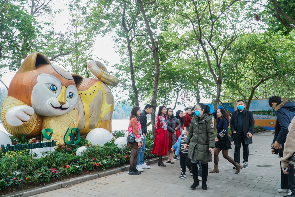 Rất đông người dân hiếu kỳ tới ngắm nhìn linh vật mèo đặt tại hồ Gươm.