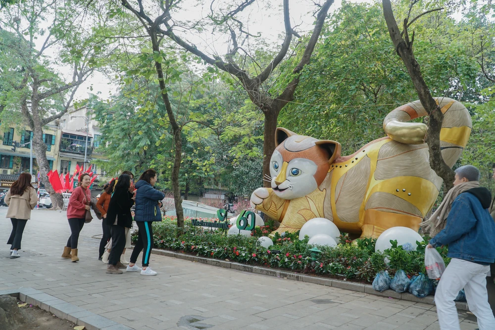 Từ vài ngày nay, một linh vật mèo khổng lồ được đặt tại bờ hồ Gươm đang thu hút sự chú ý của nhiều người.