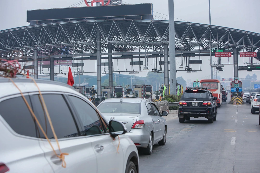 Từ 6 giờ 30 sáng 19-1, lượng ô tô dồn về tuyến cao tốc Pháp Vân - Cầu Giẽ - Ninh Bình tăng đột biến. Dòng ô tô xếp hàng di chuyển chậm trước khu vực trạm thu phí.