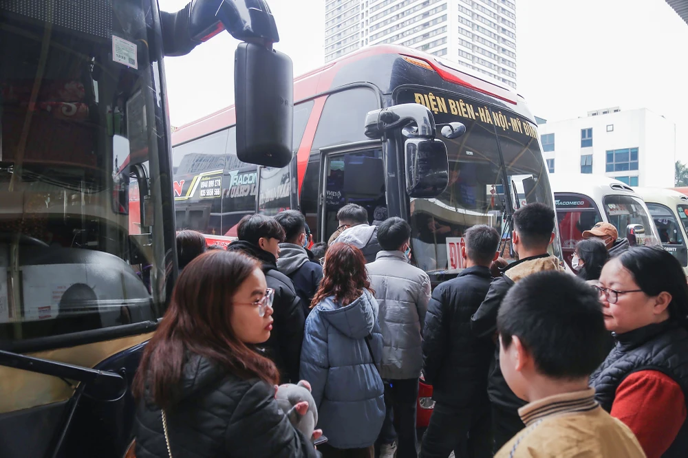 Lãnh đạo bến xe Mỹ Đình cho biết đơn vị đã xây dựng kế hoạch chuẩn bị tốt phương tiện về cả chất lượng và số lượng, 100% cán bộ, người lao động của bến ứng trực trong những ngày cao điểm, đảm bảo người dân lên xe, về quê được thuận lợi nhất trong dịp Tết Nguyên đán.