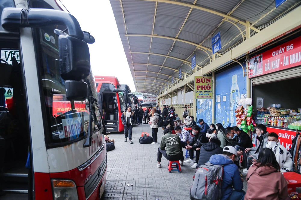 Nhiều người ngồi chờ đến giờ xe chạy ở bến xe khách Mỹ Đình. Hôm nay là ngày làm việc cuối cùng trước khi nghỉ Tết Nguyên đán 2023.