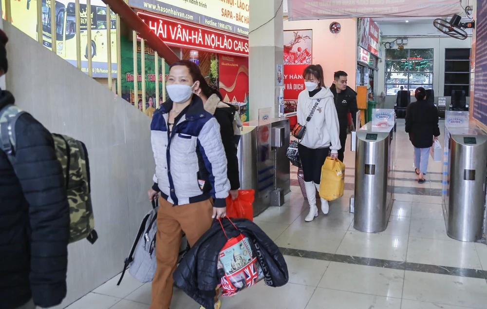 Ghi nhận tại bến xe khách Mỹ Đình (Hà Nội) chiều 19-1 (28 tết), nhiều người dân mua vé, chuẩn bị về quê đón Tết cùng gia đình.