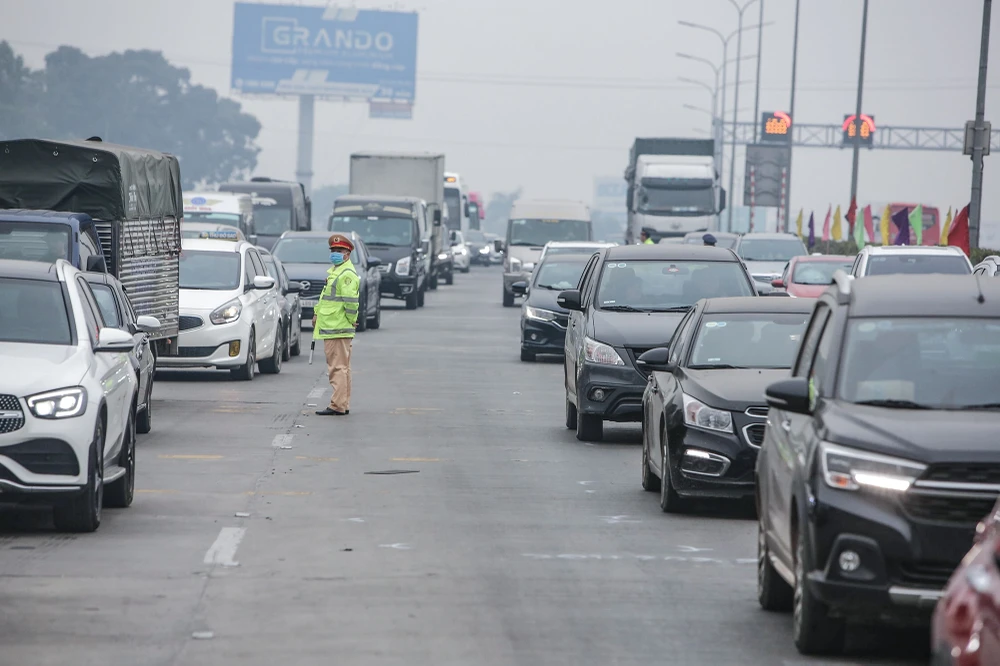 Để đảm bảo giao thông thuận lợi, thông suốt cho người dân về quê ăn Tết, Đội CSGT đường bộ số 14 đã bố trí 100% quân số để phân luồng, ứng trực trên các tuyến đường.
