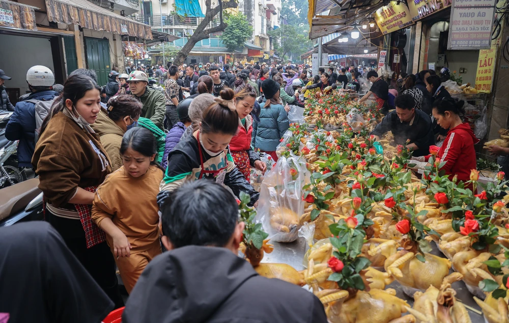 Một số tiểu thương cũng cho biết, lúc cao điểm, gà lễ ngậm hoa hồng và xôi lớn có giá 800 nghìn đồng/cặp, trong khi ngày thường là 450.000-500.000 đồng/cặp