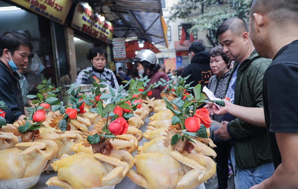 “Năm nào cũng vậy, sáng 30 Tết tôi lại đến chợ mua gà cúng giao thừa. Lên đây mua rất tiện, về nhà chỉ việc bày ra cúng, không phải mất thời gian nấu nướng. Tuy nhiên, thời gian chờ đợi mua gà hơi lâu. Tôi thấy giá gà năm nay không tăng so với năm ngoái”- một người dân chia sẻ.