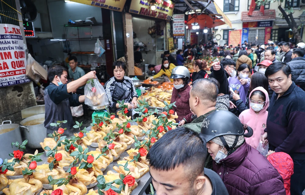 Nổi tiếng nhất ở chợ Hàng Bè phải kể đến gà luộc ngậm hoa hồng. Những con gà luộc chất lượng, vàng ươm có giá bán dao động từ 300.000 - 800.000 đồng/con.