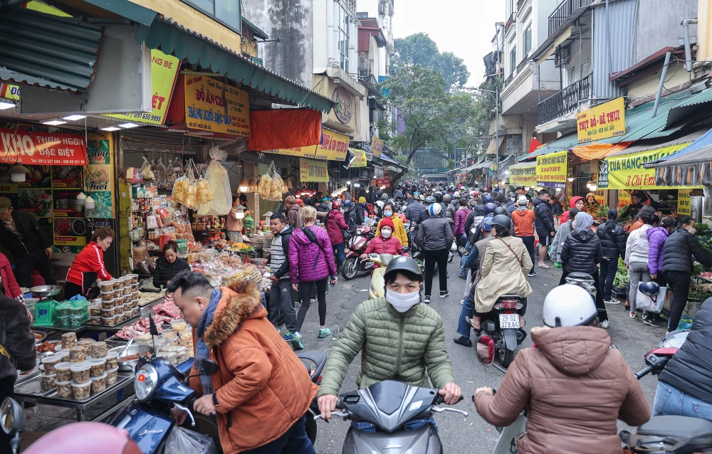 Ghi nhận vào ngày 30 Tết trên phố Gia Ngư, chợ Hàng Bè, TP Hà Nội, nhiều người đã đổ xô về đây để mua đồ cúng vào đêm giao thừa, đón năm mới.