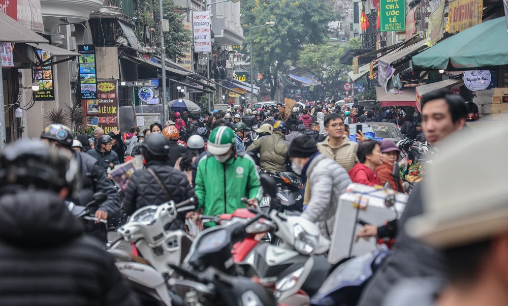 Chợ Hàng Bè được xem là nơi bán đồ ăn chế biến sẵn chất lượng nhất nhì Hà Nội, ngay từ sớm khu chợ này đã đông nghịt người đến mua sắm.