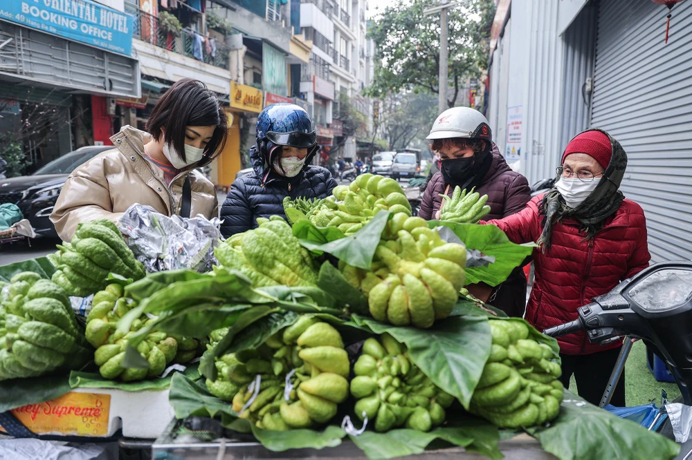 Tất cả đều đang hối hả chuẩn mâm cúng tươm tất vào đêm giao thừa, mong muốn một năm sức khỏe, bình an và may mắn...