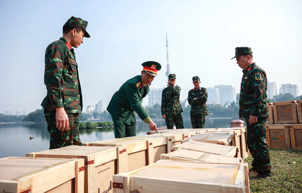 Không khí lắp đặt khẩn trương, nhưng đảm bảo những quy trình nghiêm ngặt trước giờ khai hỏa tối nay.