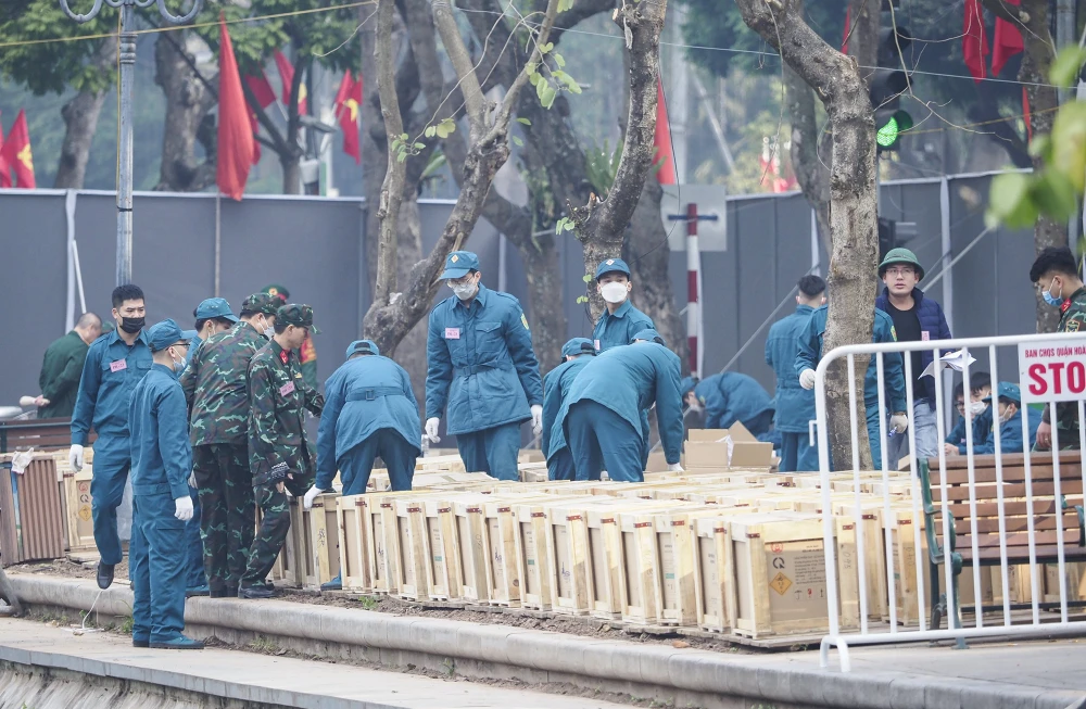 Địa điểm bắn pháo hoa tại Hồ Gươm gồm 2 bãi đặt bệ phóng chính tại trước Bưu điện Hà Nội và trước tòa soạn báo Hà Nội Mới trên đường Lê Thái Tổ.