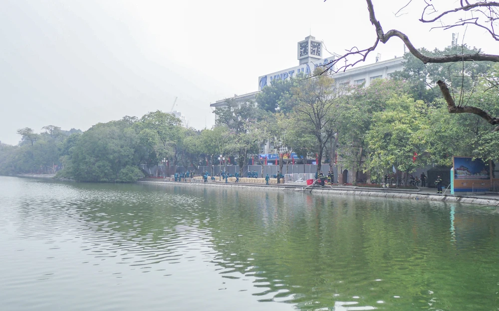 Ngày 21-1, ghi nhận của phóng viên, một số địa điểm pháo hoa ở Hà Nội như Hồ Gươm, hồ Ngọc Khánh, Công viên Thống Nhất… được lực lượng chức năng lắp đặt kỹ lưỡng.