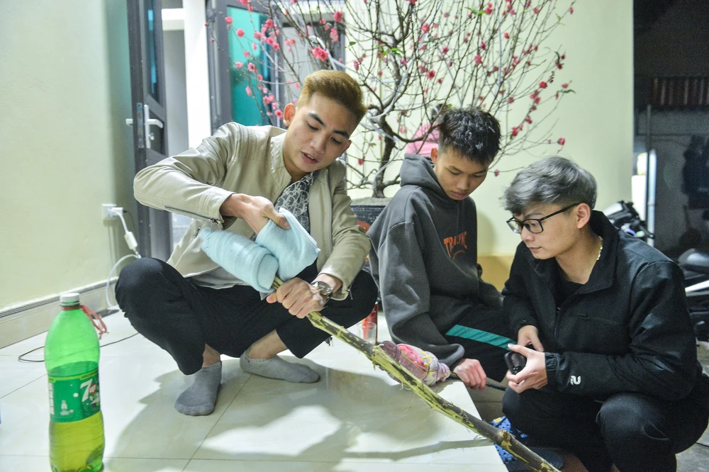 Ngay từ tối, nhiều người dân ở thôn Đào Lạng, xã Nghĩa Thái, huyện Nghĩa Hưng, tỉnh Nam Định đã chuẩn bị đuốc sẵn sàng cho việc xin lửa lấy may đêm giao thừa.