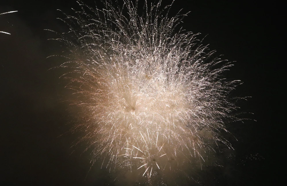 Hình ảnh màn pháo hoa tại khu vực hồ Gươm, quận Hoàn Kiếm, TP Hà Nội vào đúng thời khắc giao thừa.