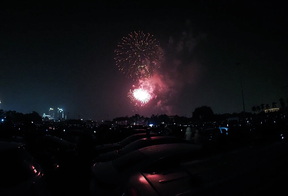 Còn tại khu vực gần sân vận động Mỹ Đình, hàng nghìn người dân cũng được mãn nhãn với loạt pháo hoa rực rỡ sắc màu.