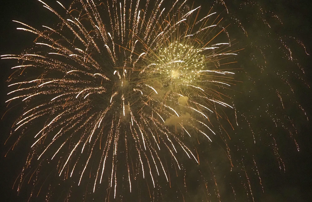 Những màn pháo hoa rực rỡ sắc màu như thể hiện một năm mới với nhiều may mắn, bình an, phát tài phát lộc đến với mọi nhà.