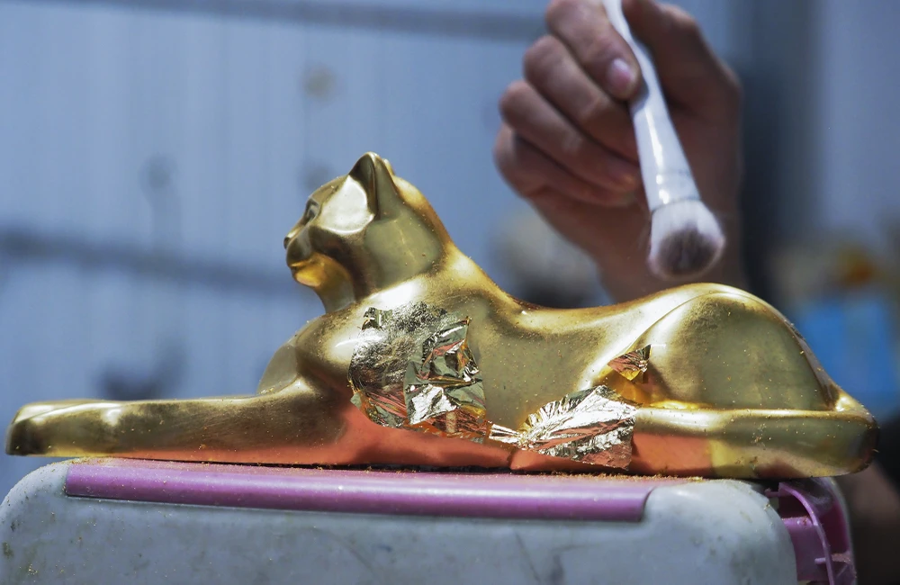 Để tạo ra được một tác phẩm mèo bằng chất liệu sơn mài, người chế tác phải trải qua rất nhiều công đoạn khác nhau.