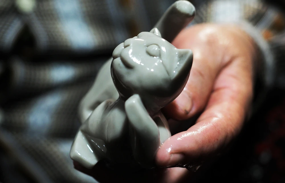 "Trong lĩnh vực điêu khắc, việc làm nên hình tượng gia đình mèo là cực kỳ khó, mèo bố phải toát lên được vẻ thông thái, mạnh mẽ, cương quyết và đầy rắn rỏi; mèo mẹ có dáng dịu dàng, che chở các con; mèo con phải có vẻ nhanh nhẹn, tinh nghịch…" - ông Dũng chia sẻ