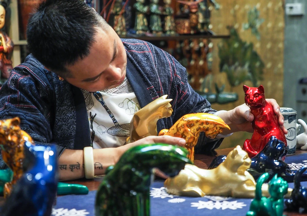 Giá của các sản phẩm dao động trong khoảng từ 1 triệu đến 12 triệu tùy theo chất liệu và yêu cầu của khách hàng (độc quyền hoặc thiết kế riêng).