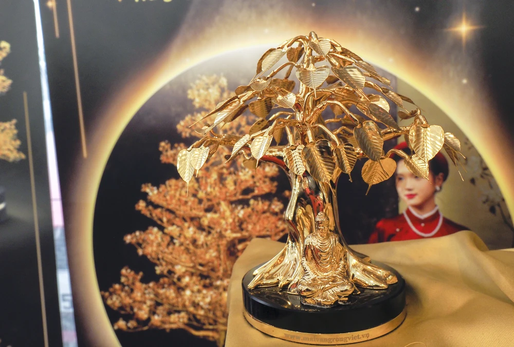 Sản phẩm cây bồ đề mạ vàng được một doanh nghiệp làm và vận chuyển từ TP.HCM ra Hà Nội để phục vụ nhu cầu của người dân Thủ đô trong dịp Tết Nguyên đán.