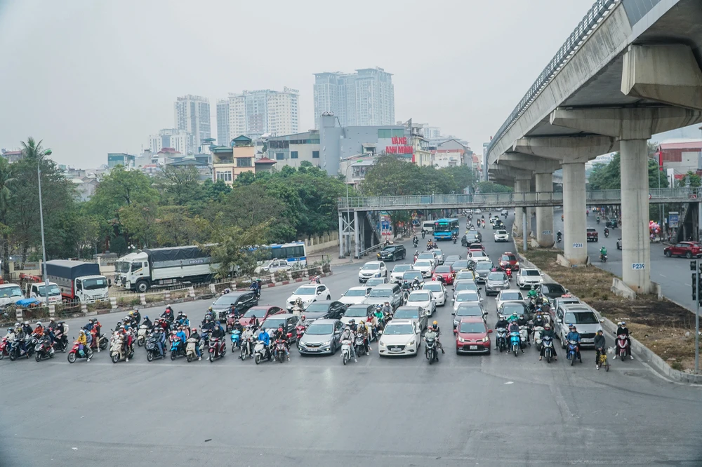 Tại nội thành, giao thông mỗi lúc một nóng.