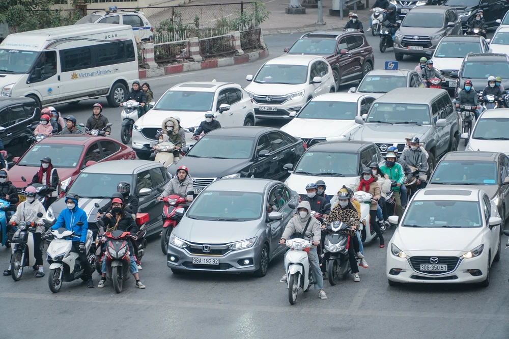 Mật độ tham gia giao thông trên các tuyến đường ở TP Hà Nội bắt đầu tăng dần theo thời gian.