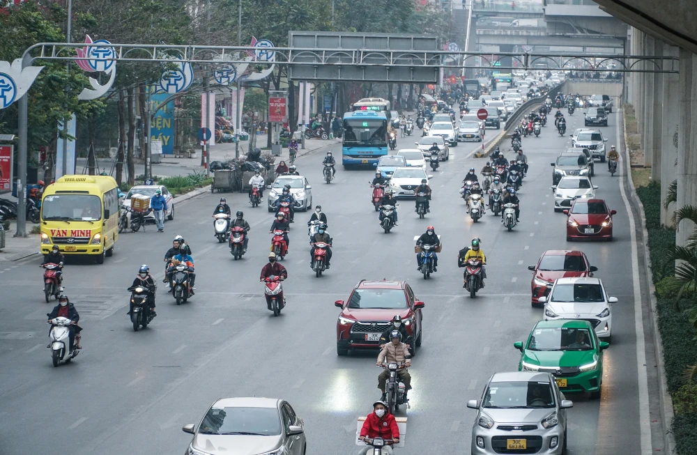 Tình trạng trên cũng xuất hiện trên đường Nguyễn Trãi ở cả hai chiều.